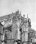880221 Afbeelding van het terugplaatsen van het gerestaureerde kruis op het dak van het koor van de Domkerk (Domplein) ...